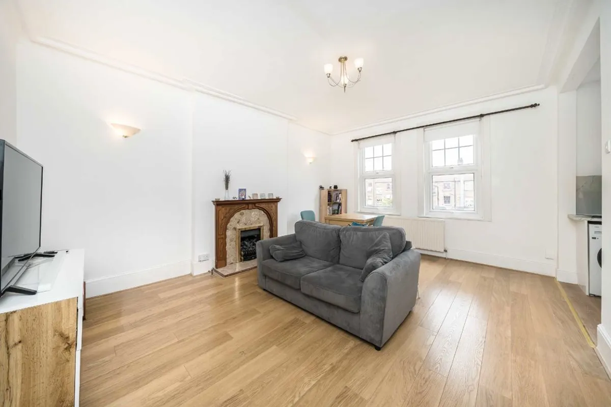 Flat Ambleside Avenue in Greater London