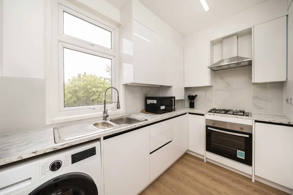 Flat Ambleside Avenue in Greater London