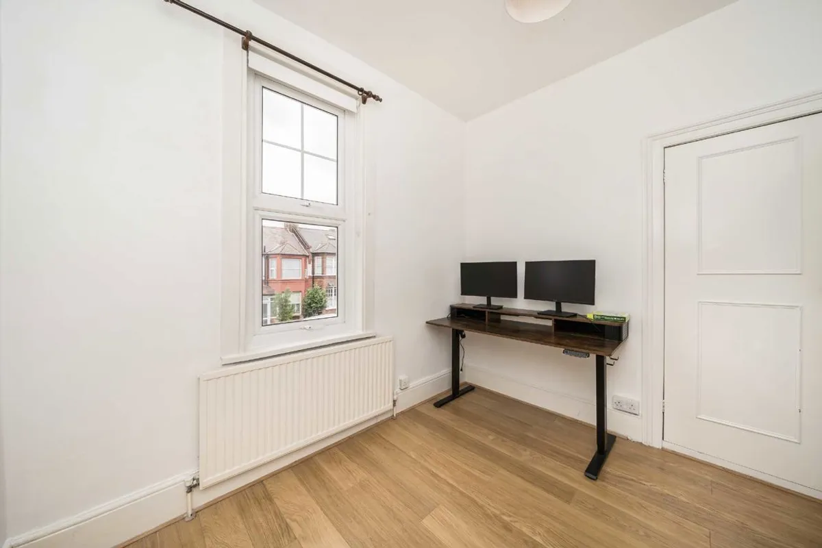Flat Ambleside Avenue in Greater London