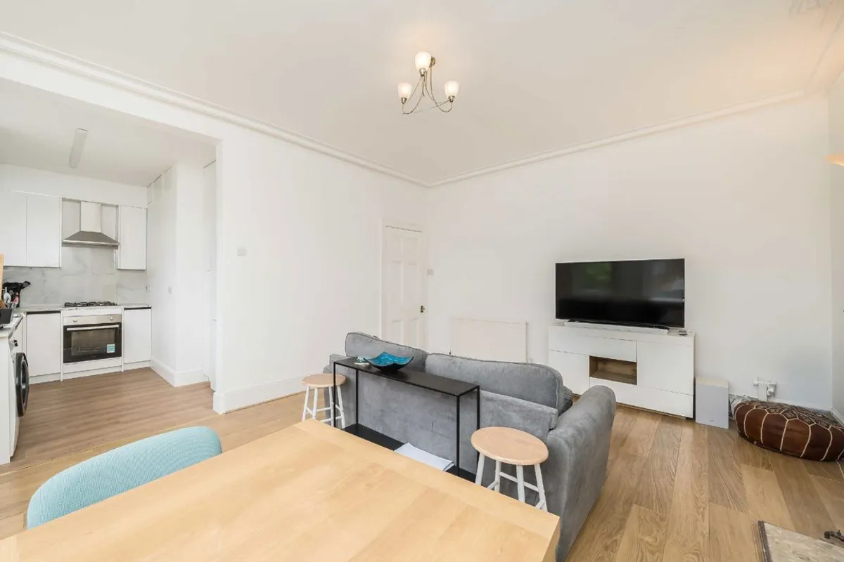 Flat Ambleside Avenue in Greater London