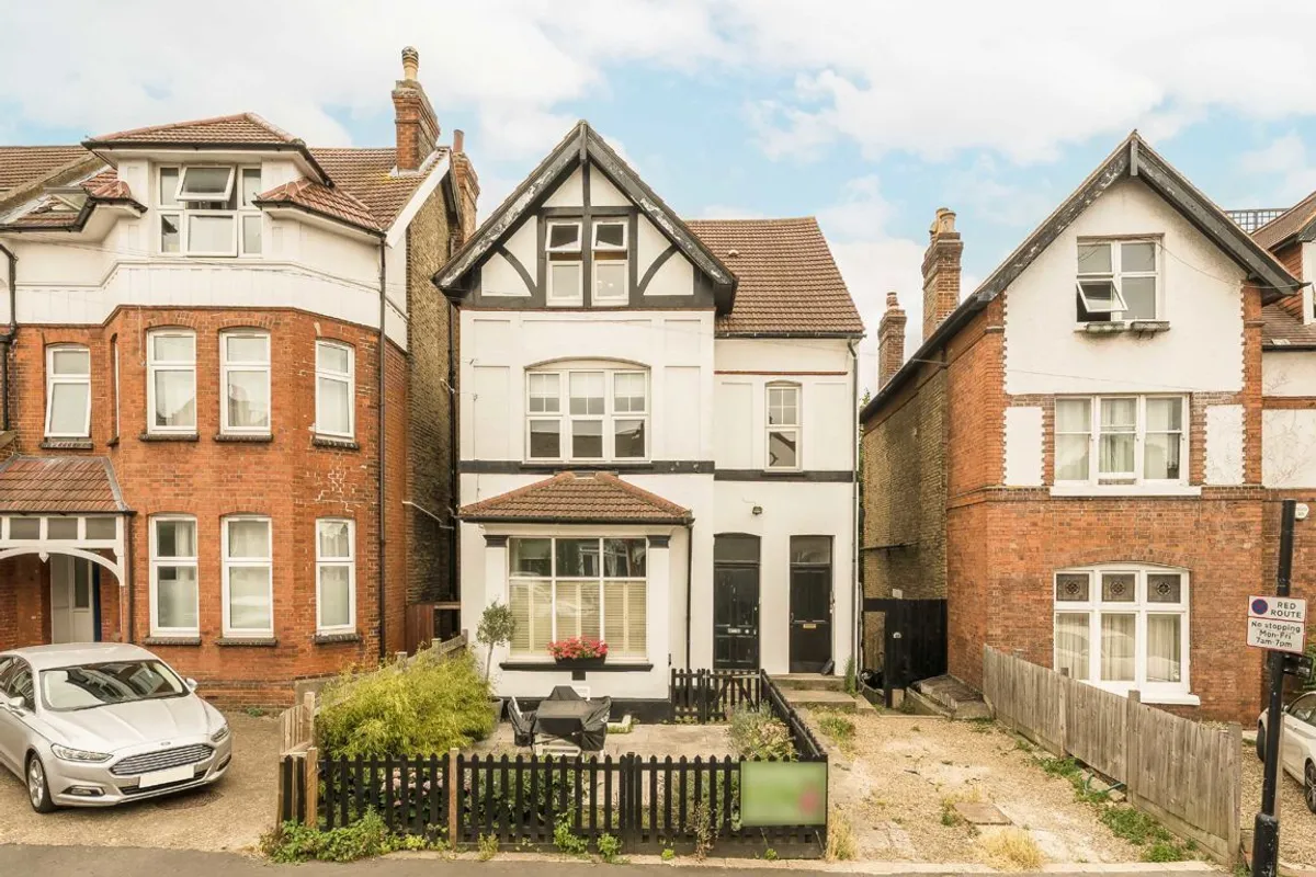 Flat Ambleside Avenue in Greater London
