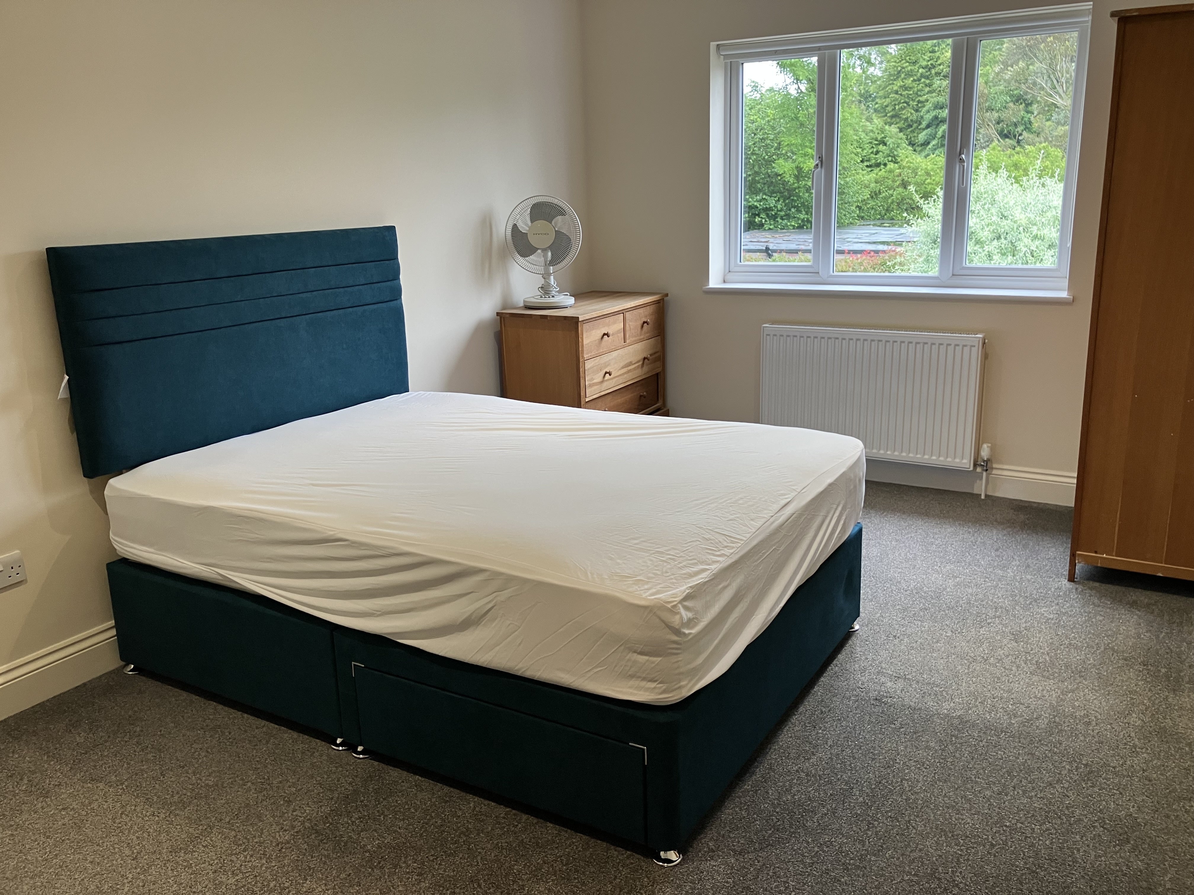 Room Salmons Lane West in Caterham on the Hill