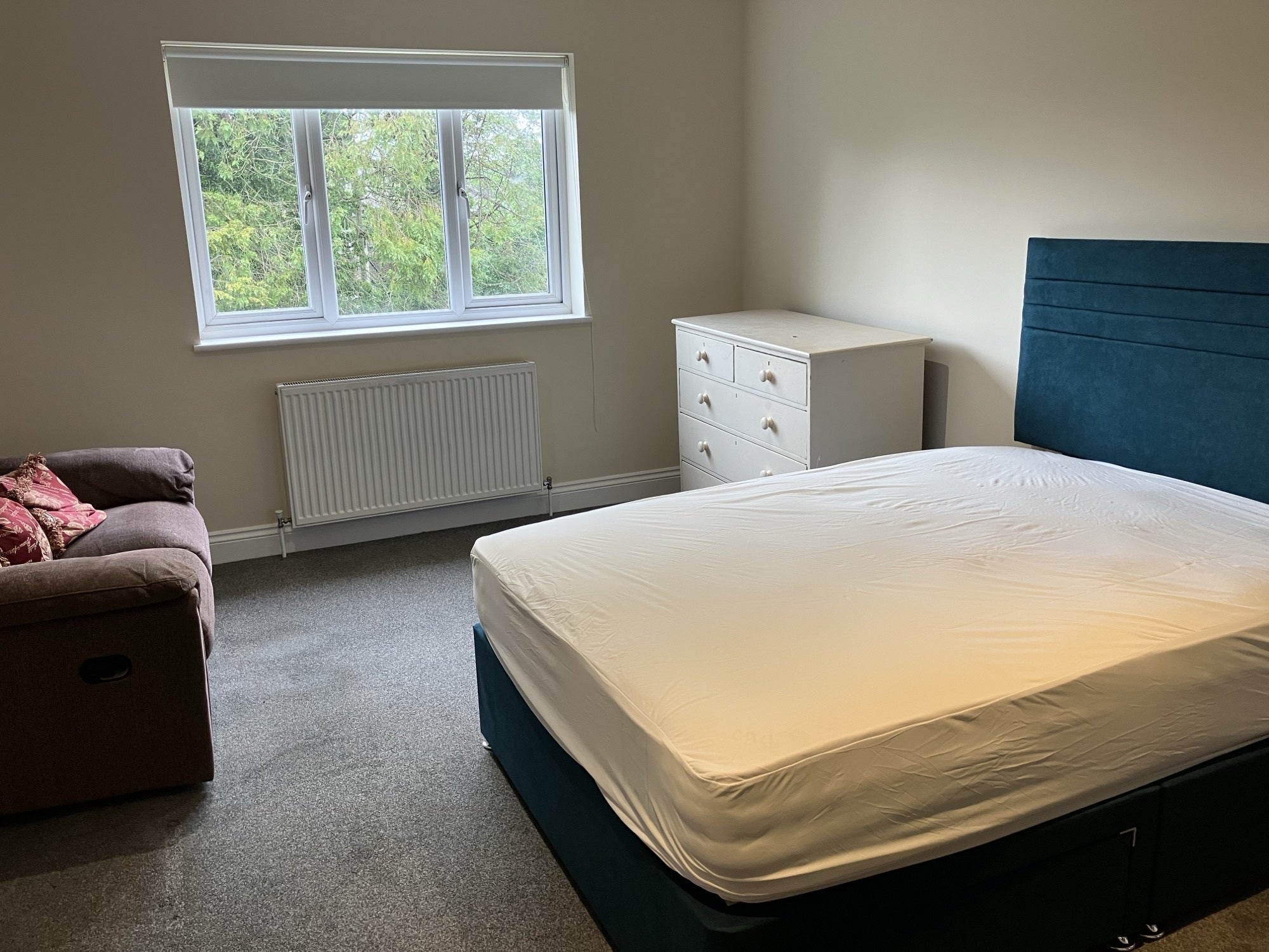 Room Salmons Lane West in Caterham on the Hill