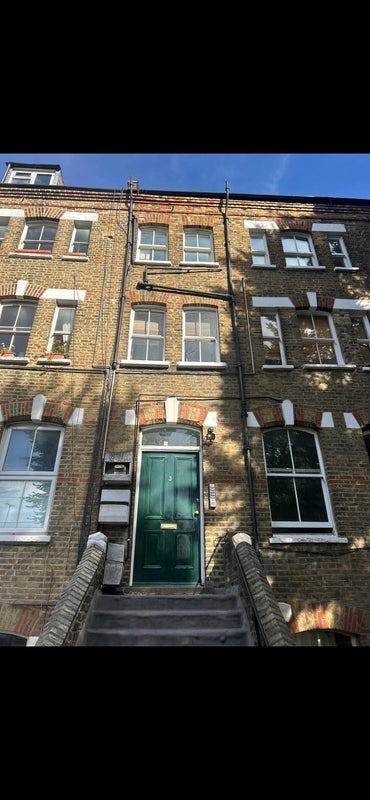 Flat Tasker Road in Greater London