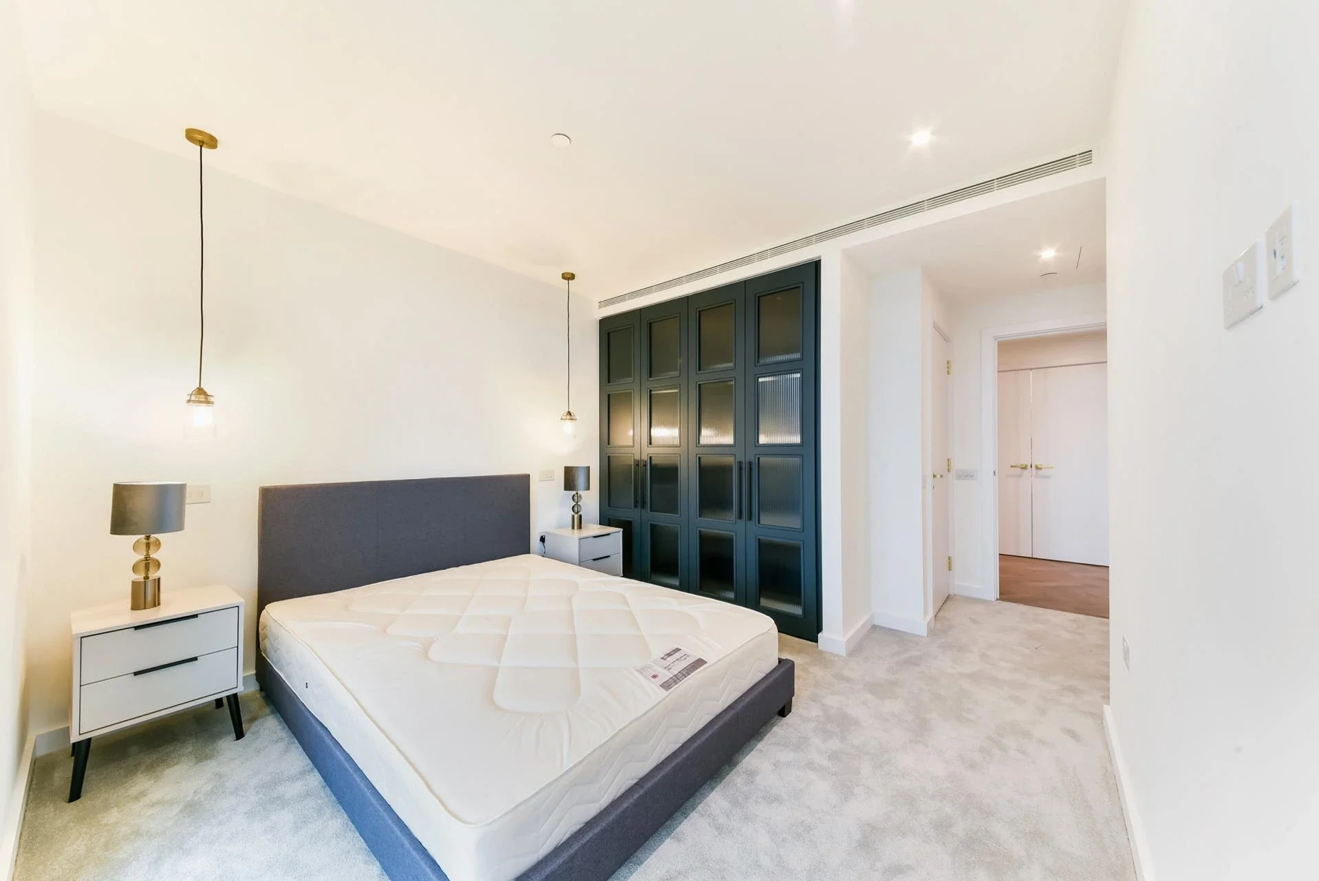 Flat Virginia Street in Greater London