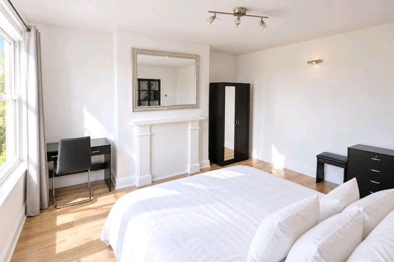 Room Mozart Street in City of Westminster