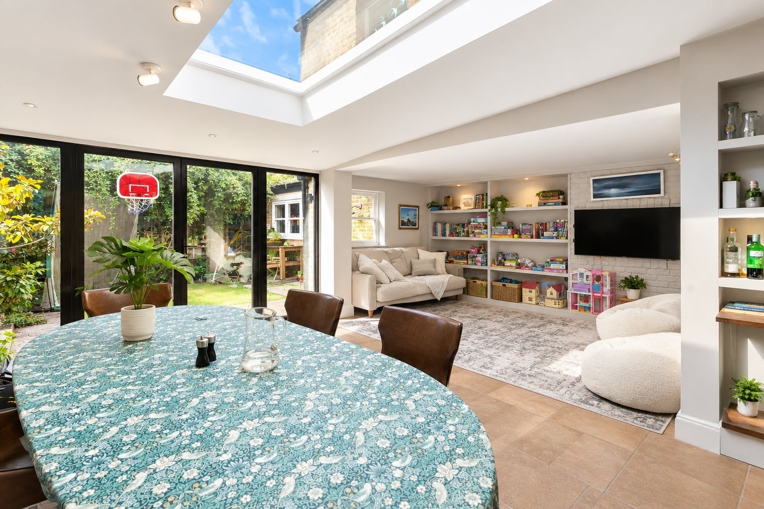 House Henning Street in Greater London