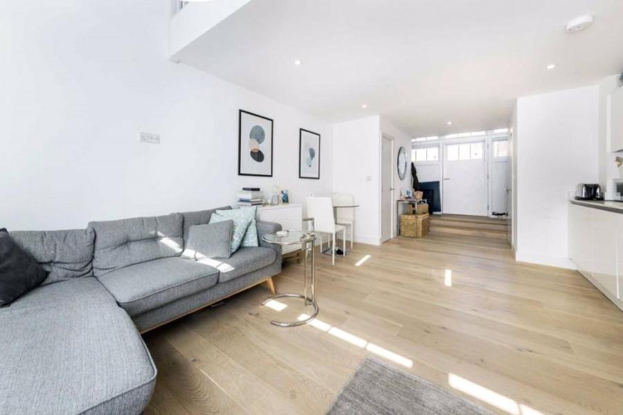 Flat Dod Street in Greater London