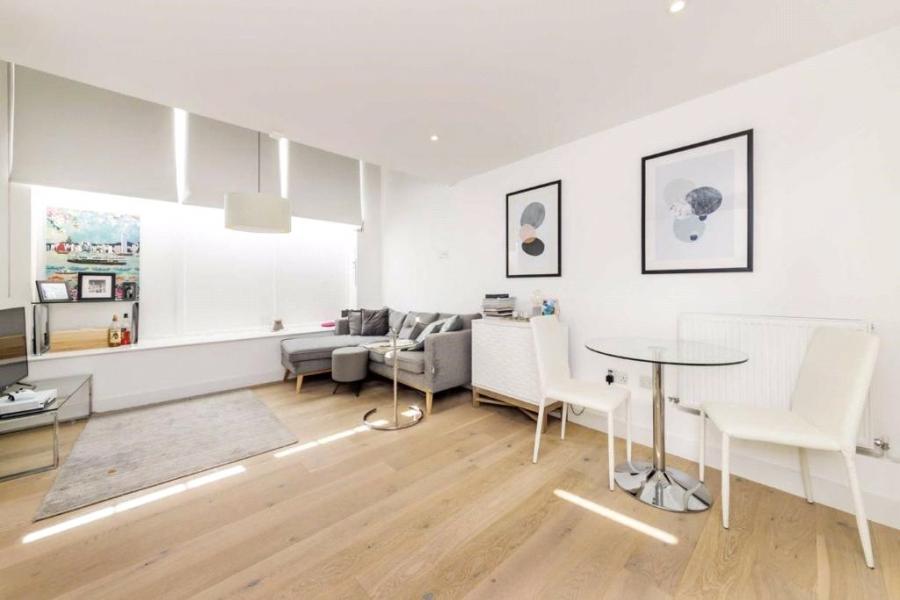 Flat Dod Street in Greater London