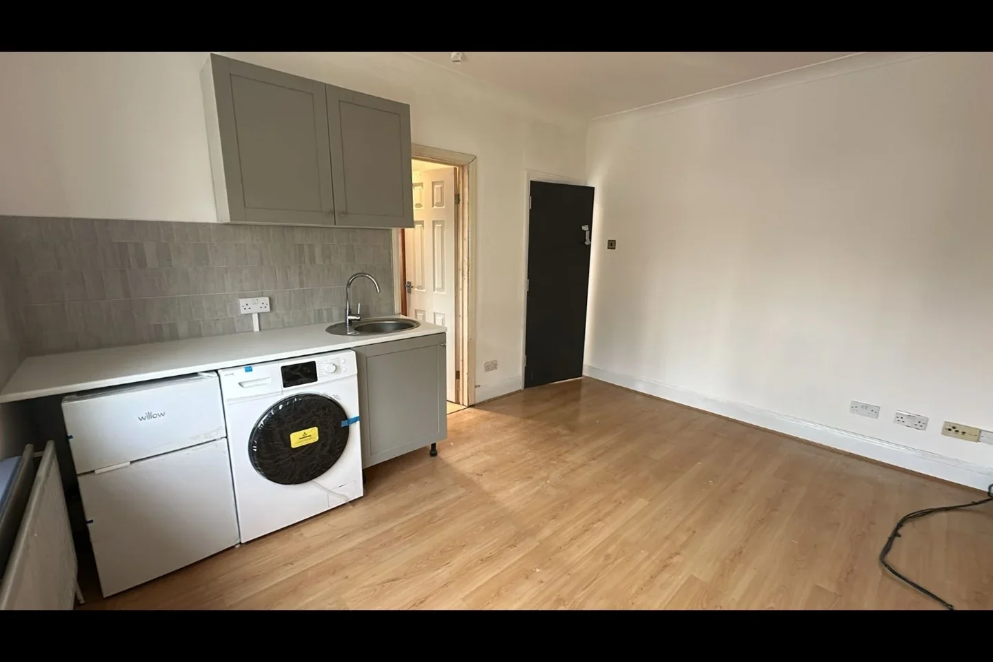 Flat Randall Avenue in Greater London