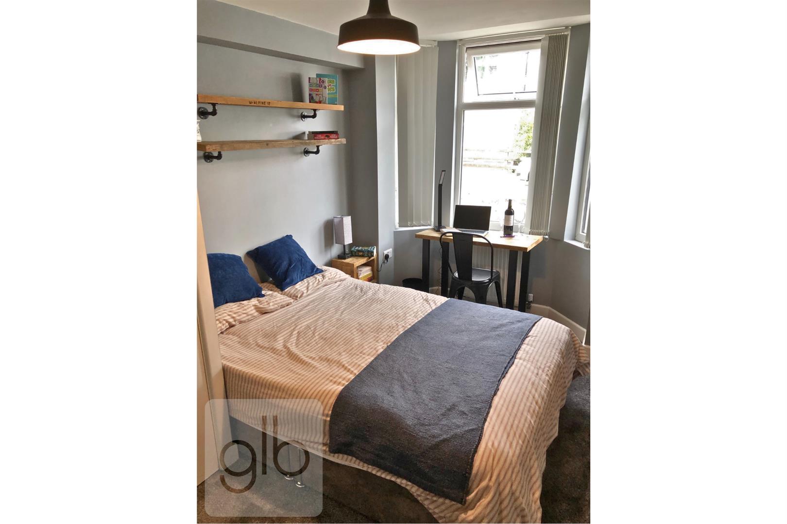 Room Bolingbroke Road in Coventry