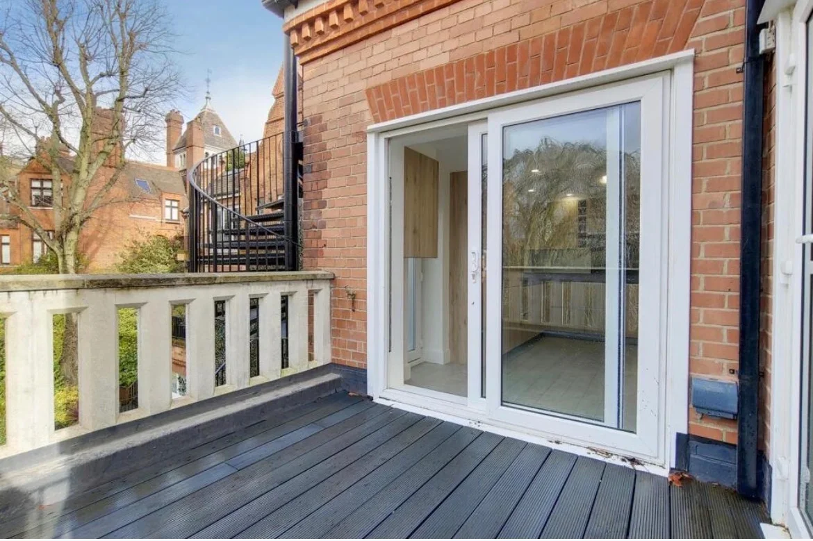Flat Fitzjohn's Avenue in Greater London