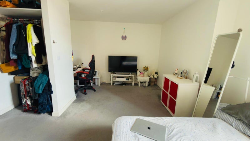 Room Dumballs Road in Cardiff
