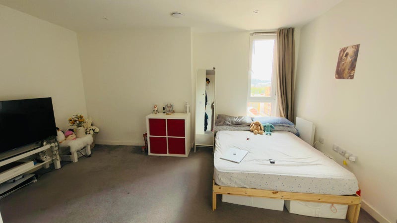 Room Dumballs Road in Cardiff