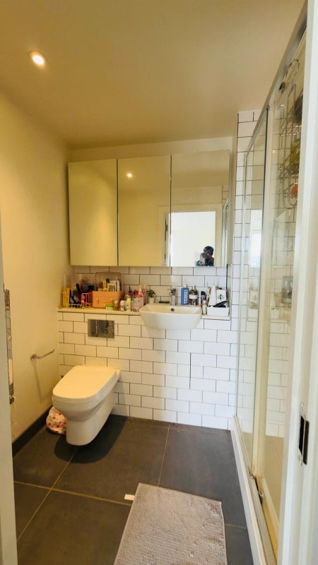 Room Dumballs Road in Cardiff