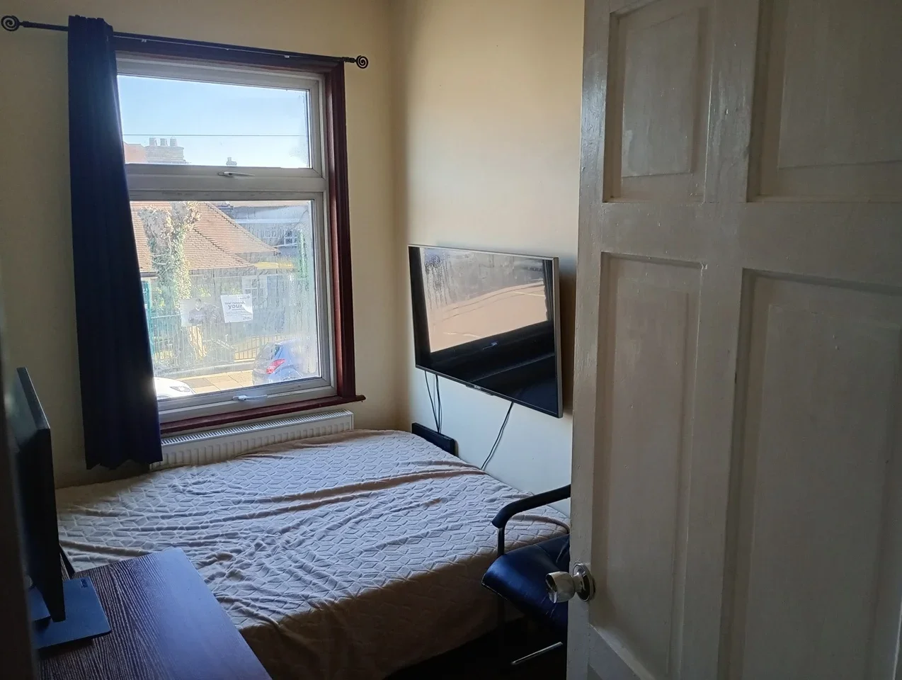 Room Cleveland Road in Greater London