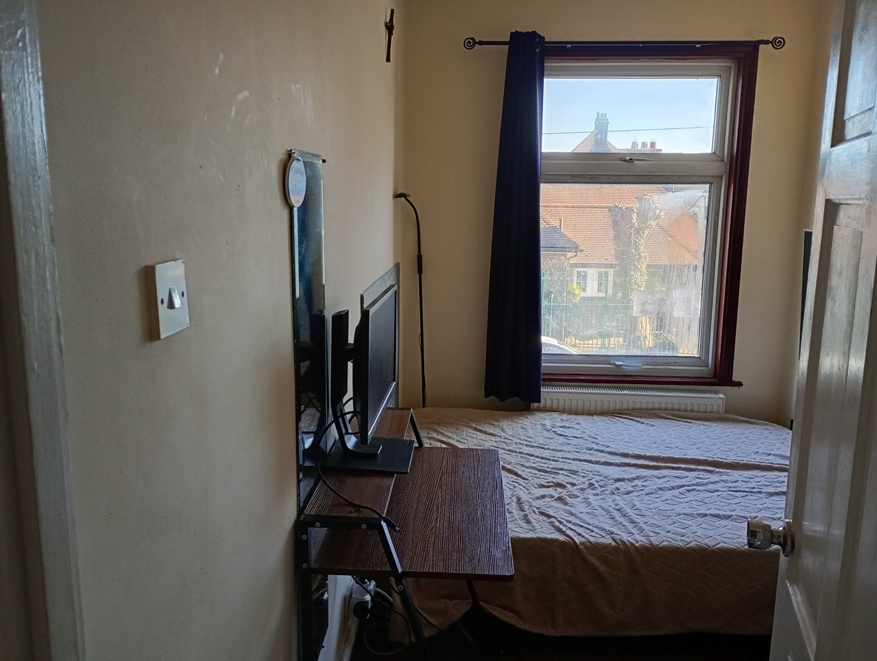 Room Cleveland Road in Greater London
