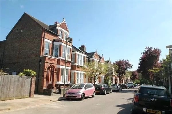 Room Park Hall Road in Greater London