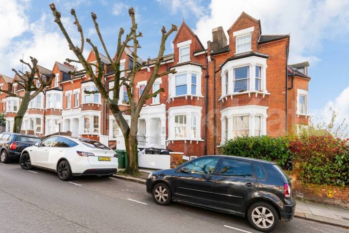 Flat Iverson Road in Greater London