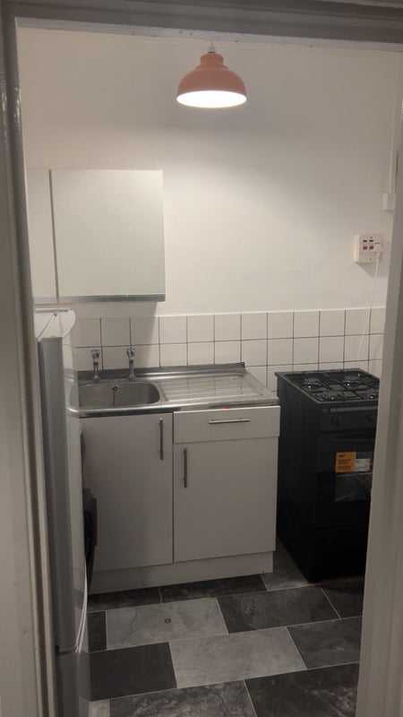 Room Wilson Road in Greater London