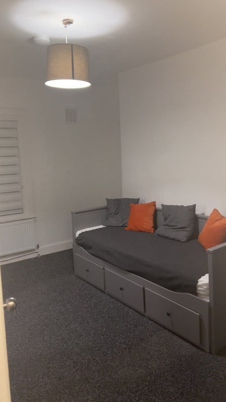 Room Wilson Road in Greater London