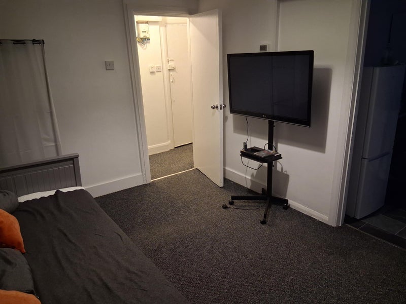 Room Wilson Road in Greater London