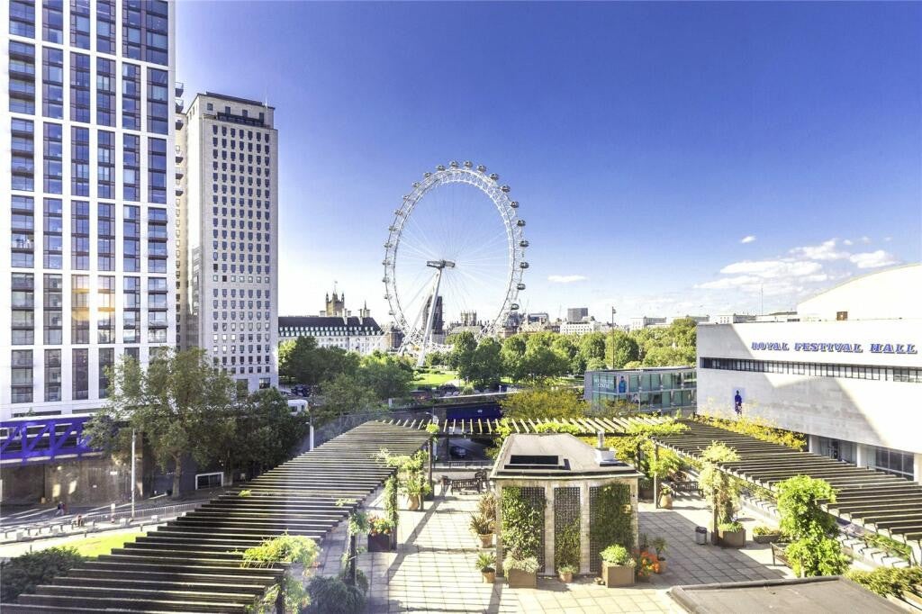 Flat Hatfields in Greater London