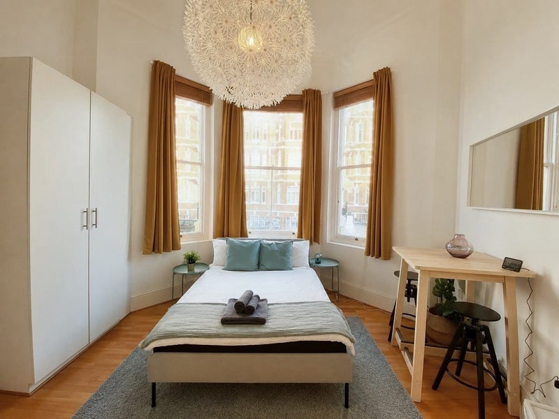 Flat Holland Park Gardens in Greater London