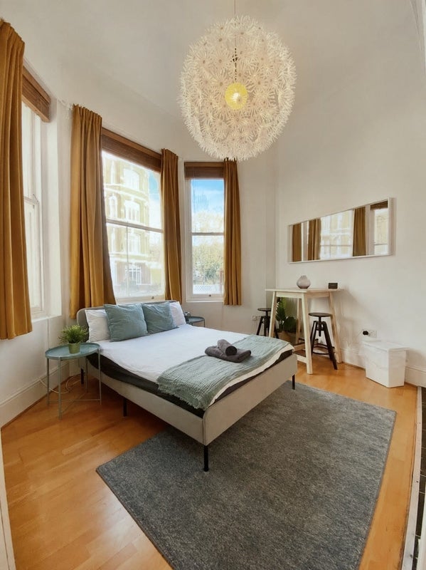Flat Holland Park Gardens in Greater London