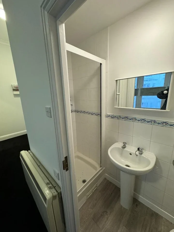 Flat Hatherley Grove in City of Westminster