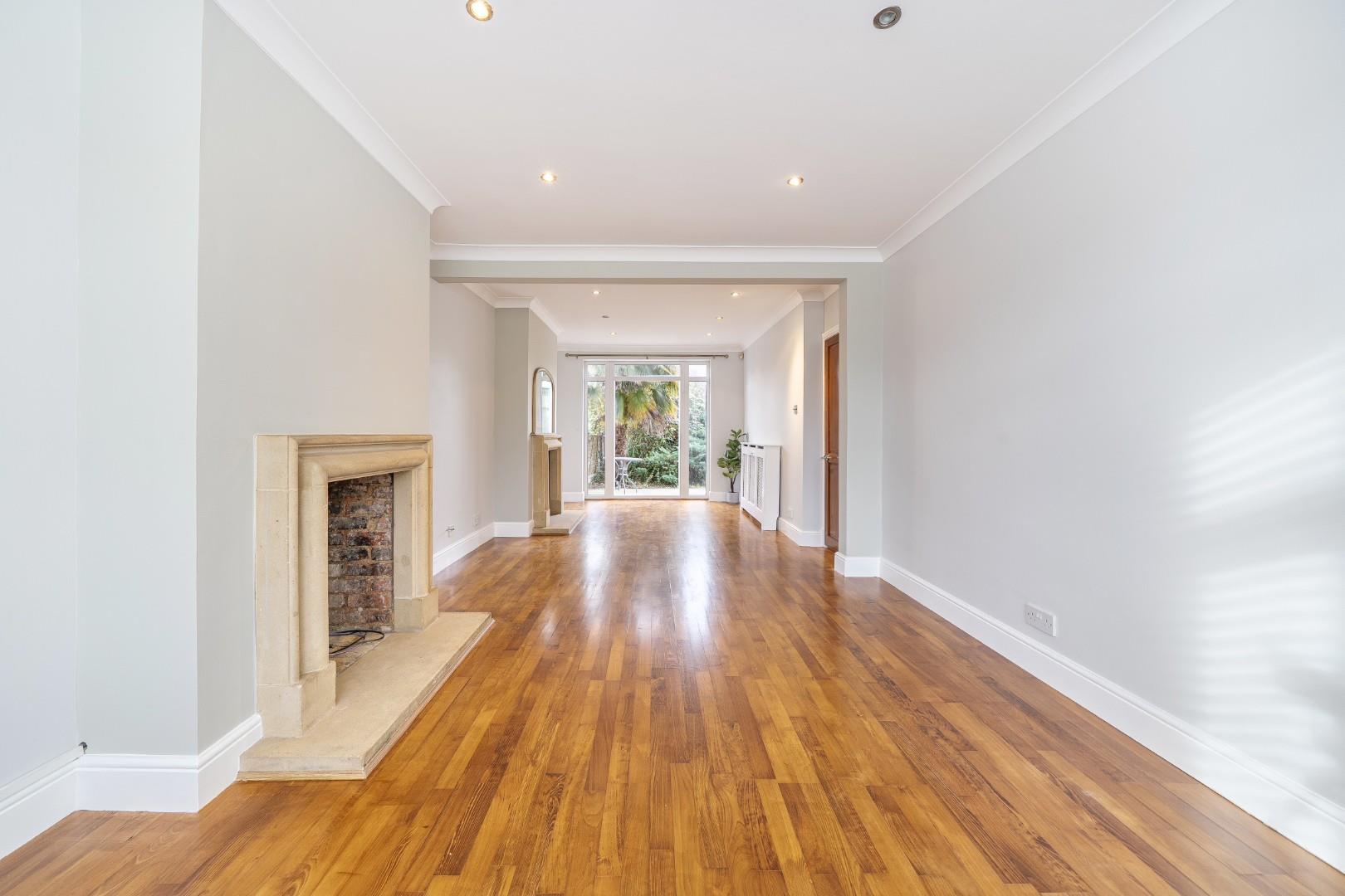 House Maypole Crescent in Greater London