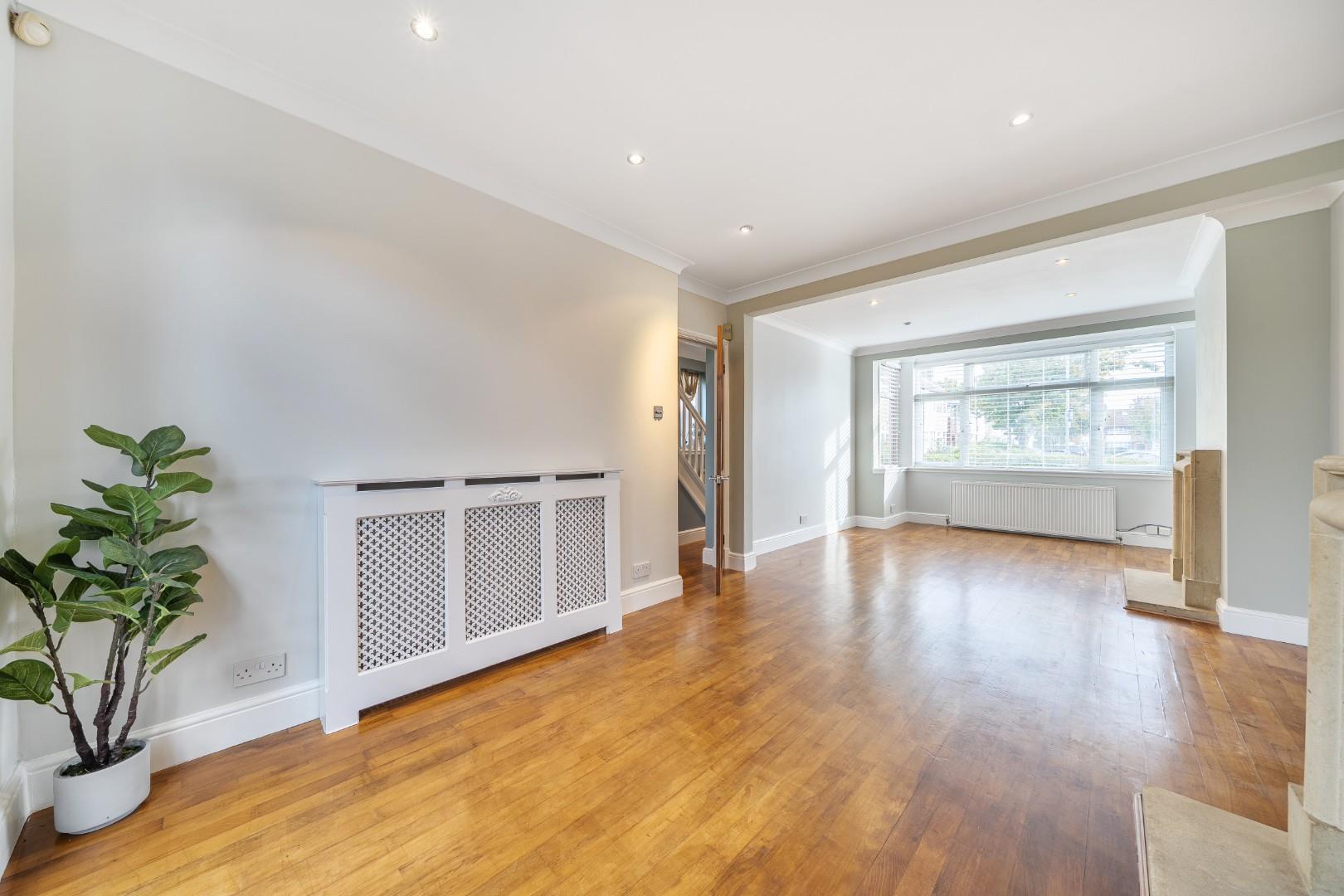 House Maypole Crescent in Greater London