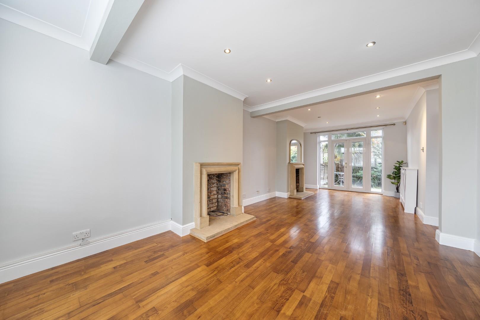 House Maypole Crescent in Greater London
