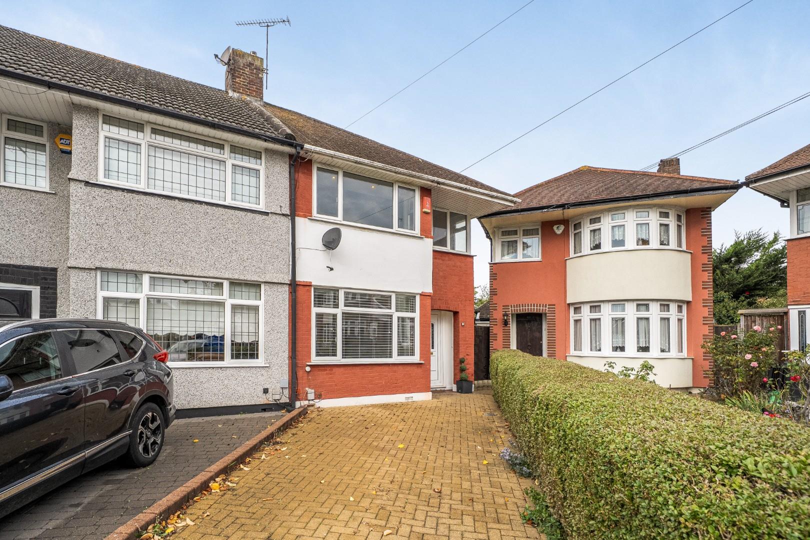 House Maypole Crescent in Greater London