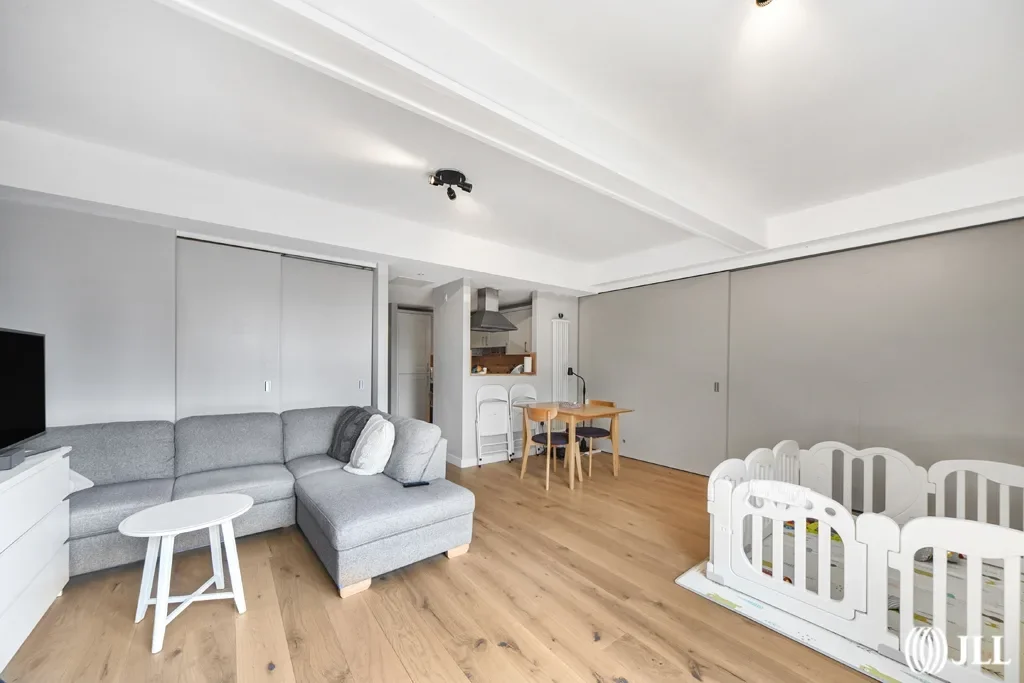 Flat Burford Road in Greater London