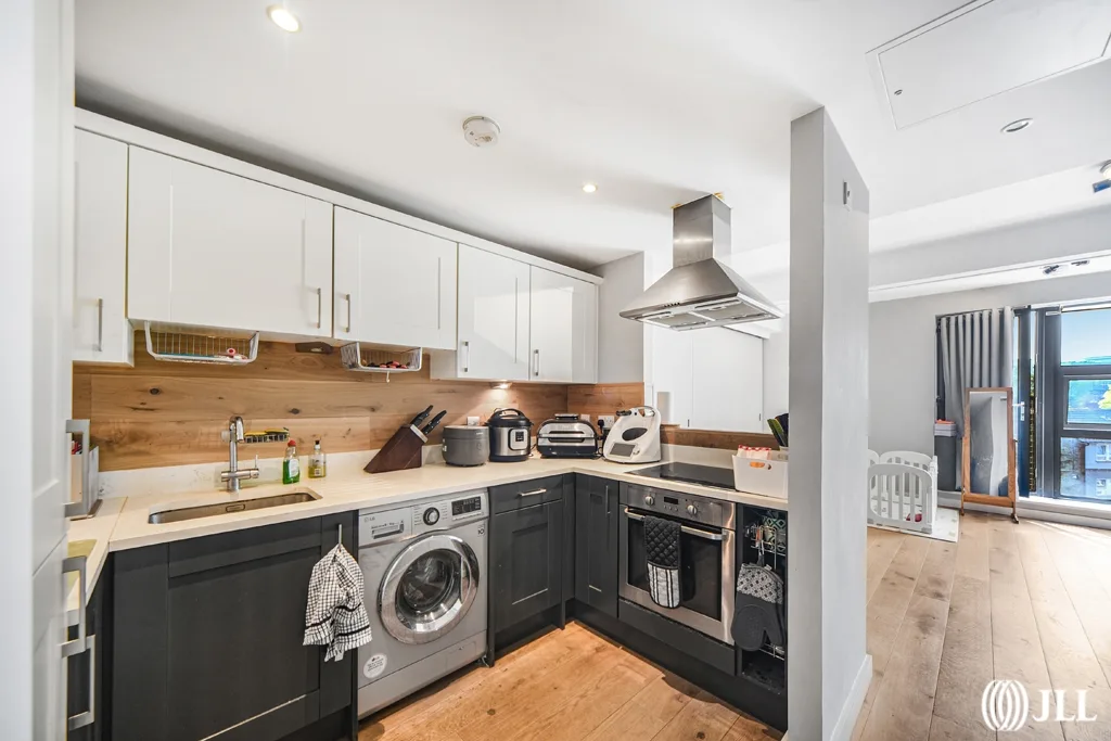 Flat Burford Road in Greater London