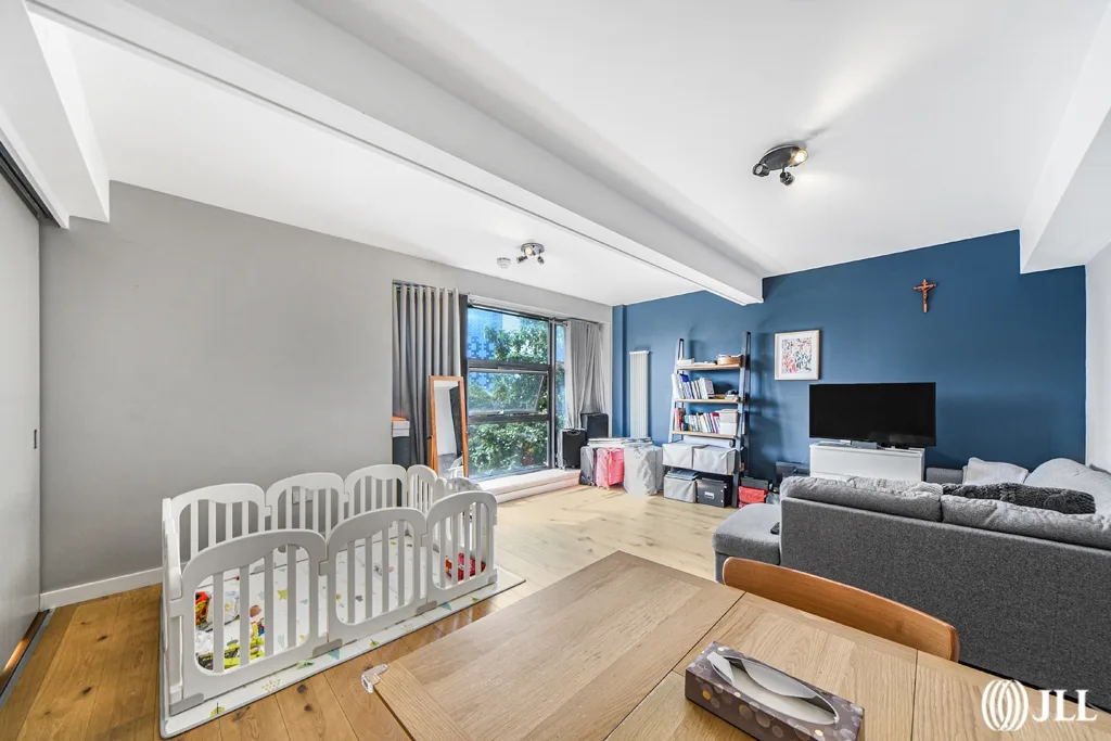 Flat Burford Road in Greater London