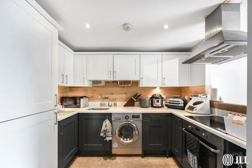 Flat Burford Road in Greater London