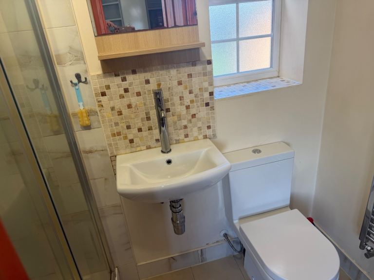 Room Greenford Avenue in Greater London