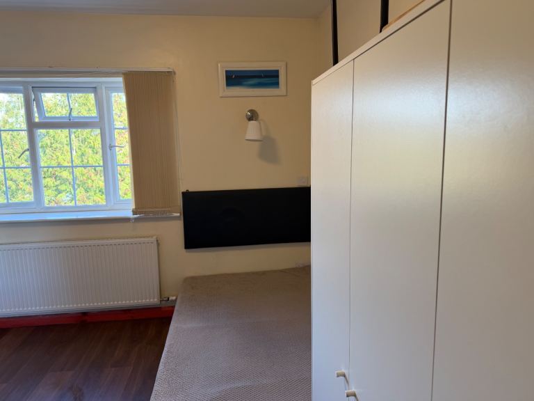 Room Greenford Avenue in Greater London