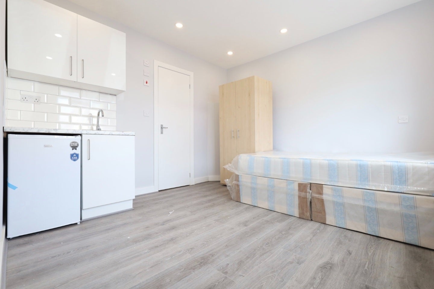 Flat Bedser Drive in Greater London