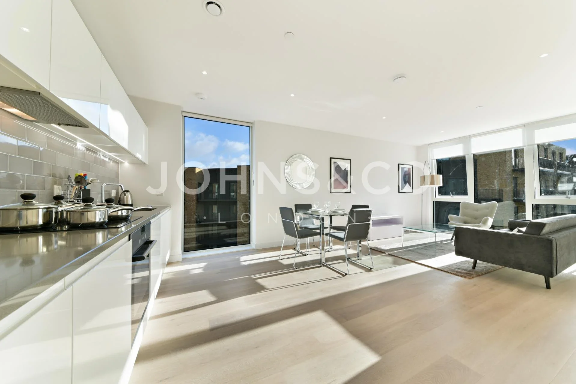 Flat Corinthian Square in Greater London