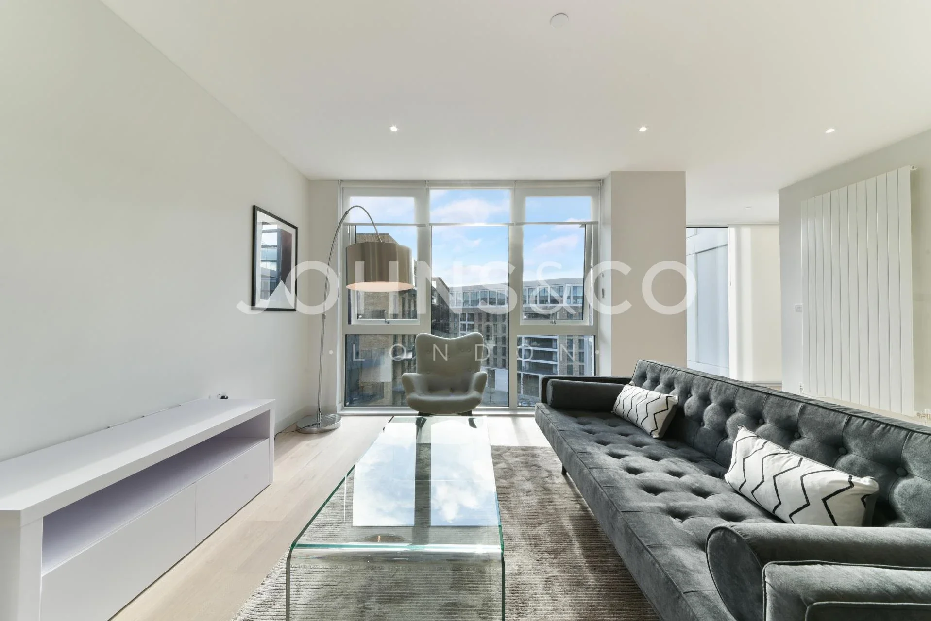 Flat Corinthian Square in Greater London