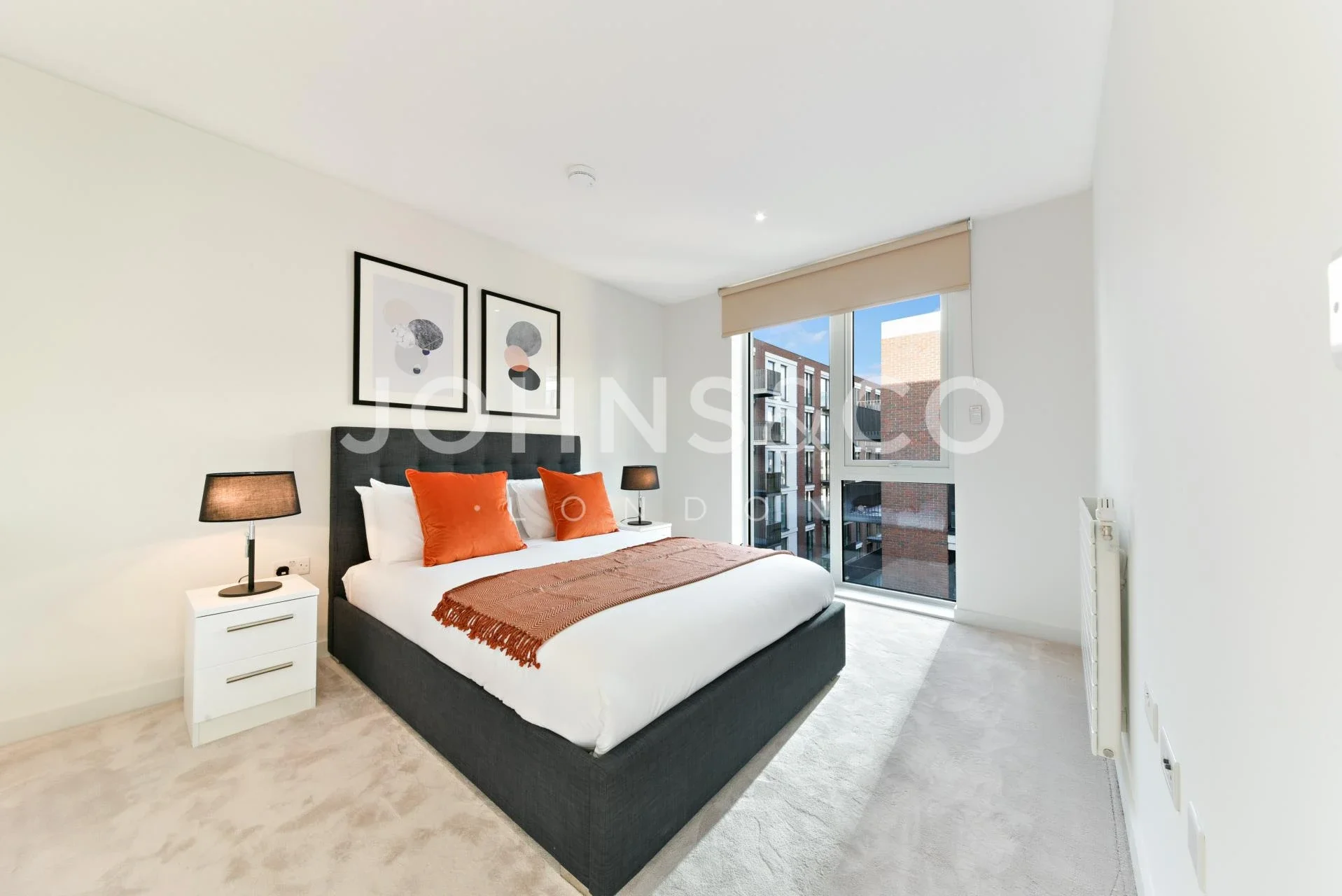 Flat Corinthian Square in Greater London