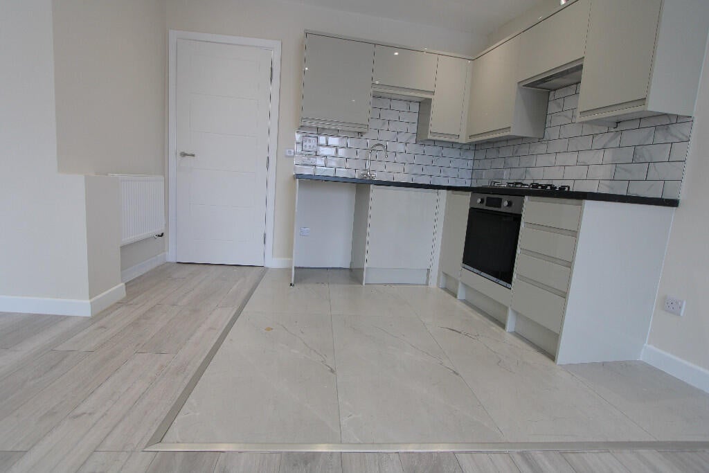 Flat Victoria Road in Greater London