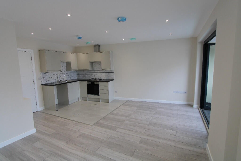 Flat Victoria Road in Greater London