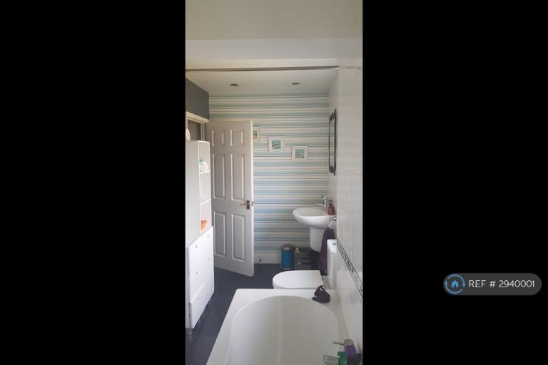 Room Lansbury Road in Greater London