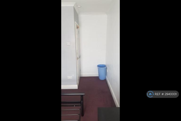 Room Lansbury Road in Greater London