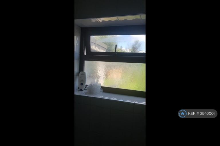 Room Lansbury Road in Greater London