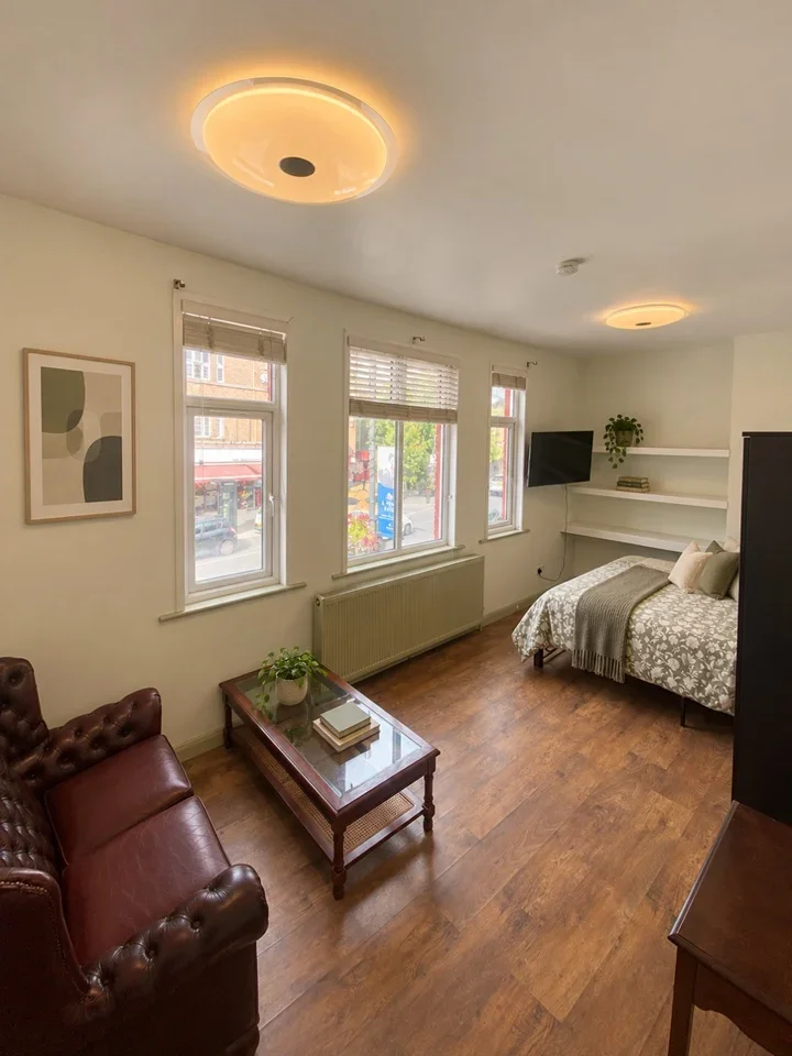 Flat Greenford Road in Greater London